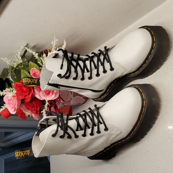 Unisex DR. MARTENS JADON white leather boots (sz W5 - M4) - Picture 2 of 10